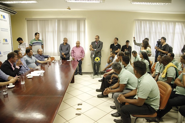 GREVE DE ÔNIBUS: Reunião com motoristas é suspensa e retorna às 16h de hoje