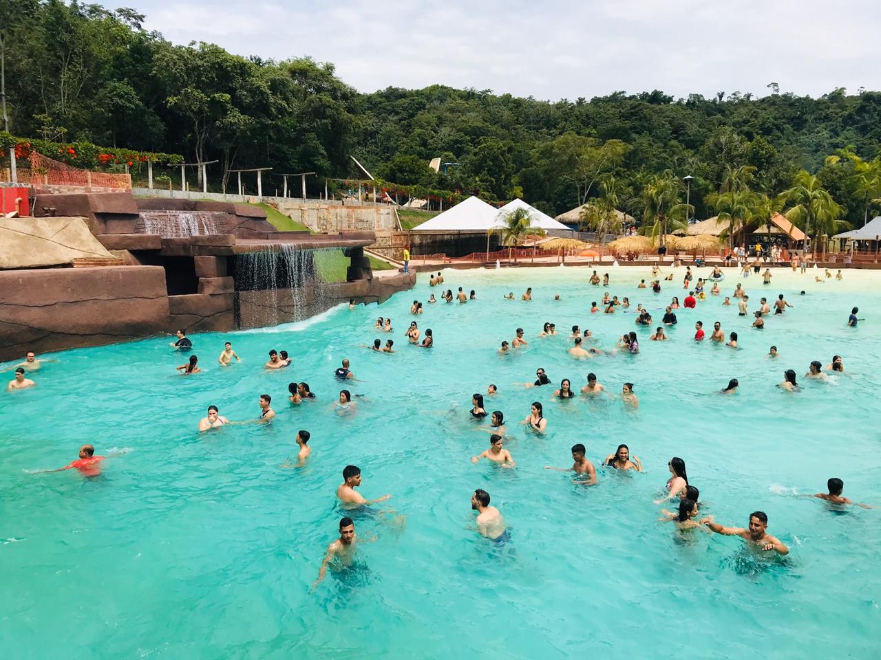 FÉRIAS: Conheça a piscina de Ondas do Vale das Cachoeiras com a Amazônia Adventure