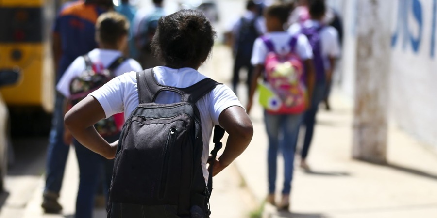 BOA CAUSA: Mulheres fazem campanha para arrecadação de materiais escolares