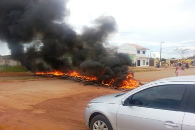 REVOLTA - Moradores bloqueiam avenida na Capital exigindo providências à Prefeitura