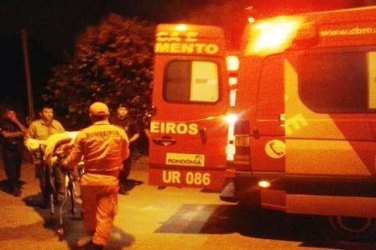 Jovem sofre atentado a bala em frente ao portão de sua residência