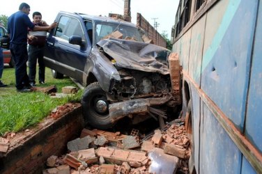 Motorista se choca com muro do Detran após perder controle de automóvel
