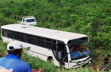 USINAS - Funcionário de empresa de guincho morre nas ferragens após ônibus terceirizado  cair em ribanceira na BR - Fotos