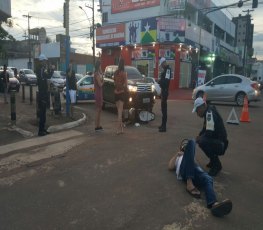 DE MOTO – Homem fica ferido em acidente em frente ao shopping