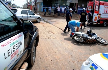 Colisão envolvendo veículo da “Lei Seca” deixa motociclista ferida