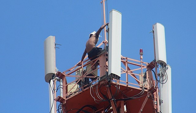 EXCLUSIVO - Homem se joga de torre de telefonia - Vídeo