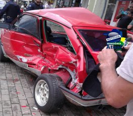 Trator perde o controle e esmaga carro estacionado