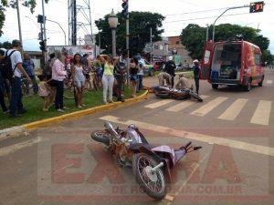 Homem fratura braço e mulher fratura perna em acidente entre motociclistas