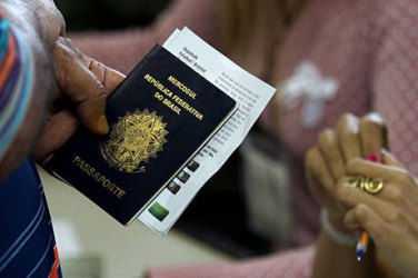 Nova regra do passaporte dificulta embarque de brasileiros para a Europa