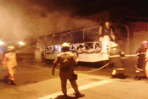 ACREAOVIVO - Após morte de assaltantes ônibus e carros são incendiados em Rio Branco