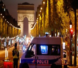 Dois policiais morrem em tiroteio na Champs Elysées, em Paris