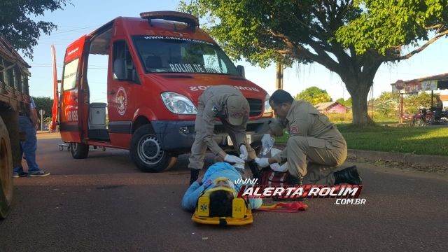 ATENÇÃO: Motociclista bate em caminhão estacionado e tem fratura grave na perna