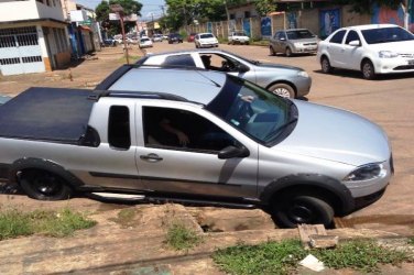 CENA DA CIDADE – Veículo cai em “boca de lobo” na capital
