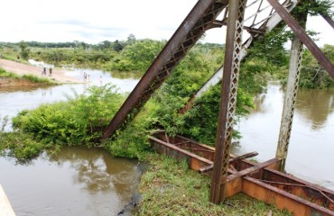 EFMM - Lago da UHE Santo Antônio coloca em risco ponte centenária de Jacy Paraná, BR 364 também corre risco