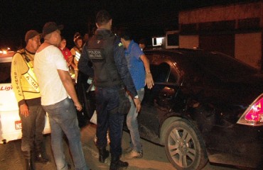 IMPRUDÊNCIA - Motorista embriagado atropela duas pessoas e quase é linchado por populares - FOTOS