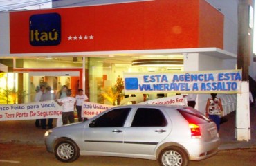 ITAÚ - Sindicato dos bancários paralisa atendimento em agência sem detector de metais