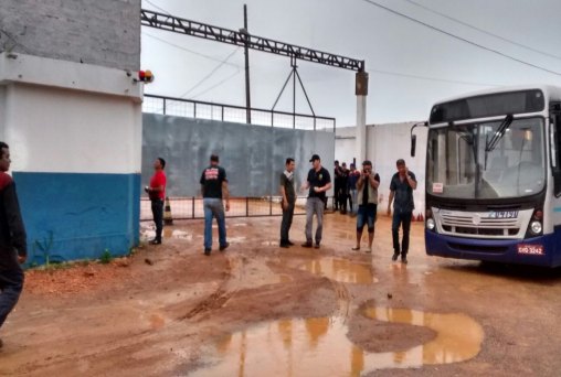 Manifestação termina após confronto e população fica sem ônibus