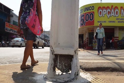 PERIGO - Poste no centro de Porto Velho pode cair e causar grave acidente