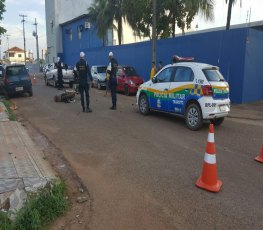 AVANÇOU - Motociclista é socorrido em estado grave após ser atropelado por carro