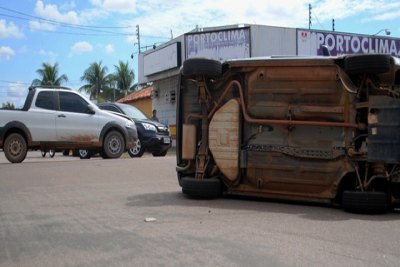 MAIS UMA – Veículo tomba após colisão no 