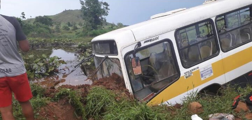 PERIGO: Ônibus com 43 alunos sai da pista e quase causa tragédia