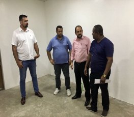 Laerte Gomes visita Hospital Municipal e garante climatização