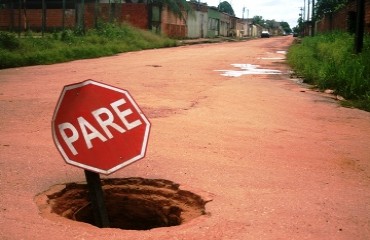 CENA DA CIDADE – Após motociclista cair em buraco e fraturar pescoço, comunidade do conjunto Guajará finca placa de sinalização em cratera – FOTOS
