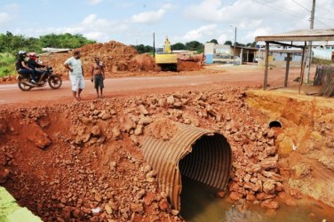 Semob conclui troca de tubo que rompeu na rua Santa Catarina