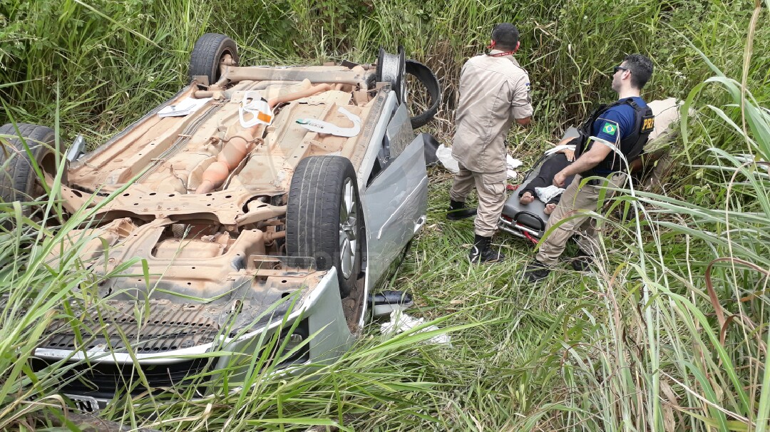 GRAVE: Carro capota em ribanceira na BR-364 e deixa idosas feridas