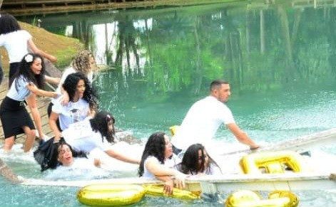 VIRALIZOU: Sessão de foto de turma da Unir termina com ponte quebrada