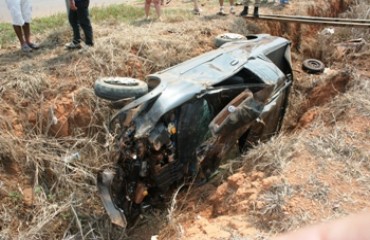 VILHENA – Carro cai em valeta às margens da BR 364