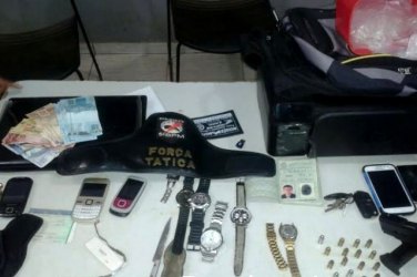 NA PARADA - Presos assaltantes depois que integrante adolescente entregou todos para a polícia