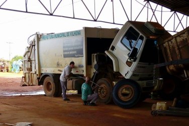 Caminhões danificados causam atraso na coleta do lixo