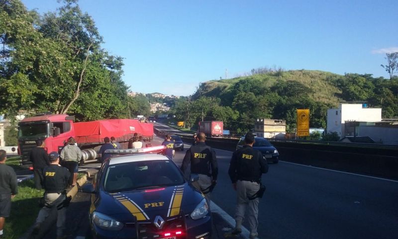 PARALISAÇÃO: Via Dutra tem engarrafamento devido a greve dos caminhoneiros