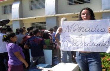 ROBERTO SOBRINHO - Comunidades do ex-bairro Roberto Sobrinho e Alphaville protestam em frente da Prefeitura de Porto Velho - Vídeo