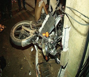 Motociclista invade preferencial e causa grave acidente
