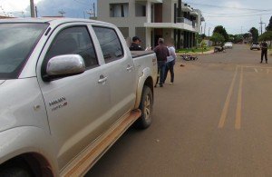 Motoqueira fica ferida ao bater em traseira de caminhonete