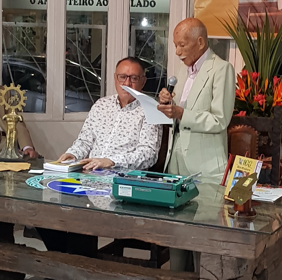 Amigos e familiares de Euro Tourinho prestigiam lançamento de livro sobre o Alto Madeira