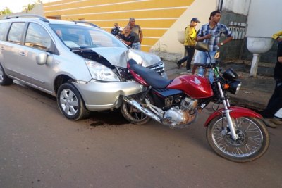 REAÇÃO - Policial civil atropela casal que o roubou na porta de casa
