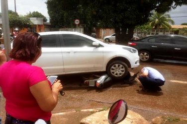 'BARBEIRAGEM' - Colisão entre carro e moto deixa trânsito comprometido na zona Norte de Porto Velho