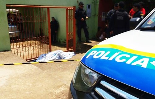 BRIGA DE VIZINHOS - Jovem é assassinado com tiros na cabeça - VÍDEO