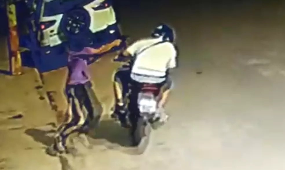 SURPREENDIDO: Motoboy é assaltado por dupla criminosa durante entrega 