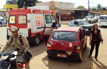 Taxi avança preferencial e acaba sendo colidido por outro carro; passageira se fere gravemente