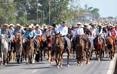 Cavalgada abre 37ª Expojipa
