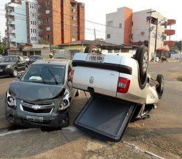 Violento acidente resulta em capotamento na capital 