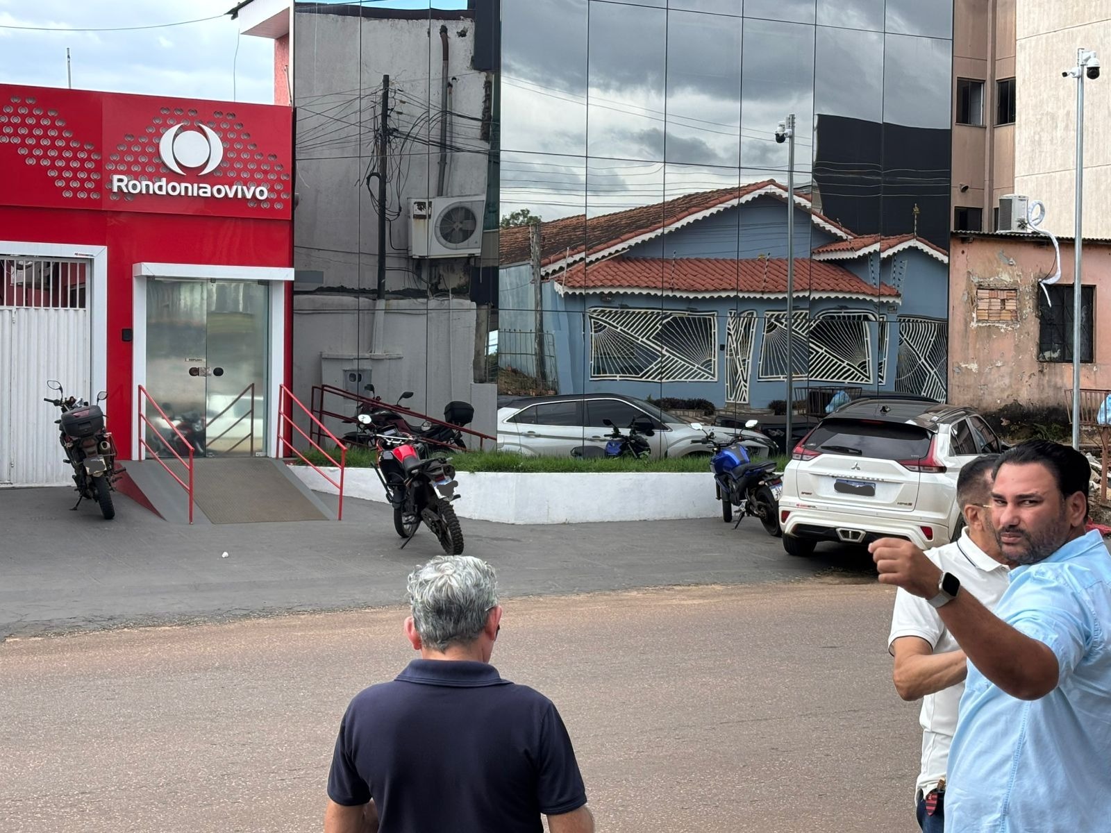 INTIMIDAÇÃO: Marcos Combate surge na sede do Rondoniaovivo e tenta gravar vídeo com segurança armado