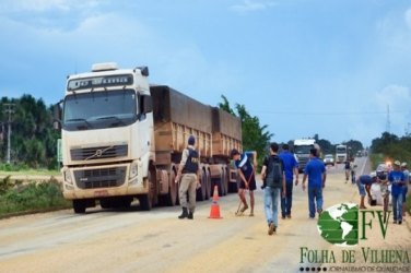 Bitrem tomba e carga de soja fica espalhada na BR 364