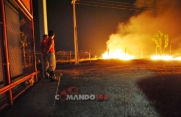 JI-PARANÁ  - Fogo misterioso em pasto quase incendeia faculdade