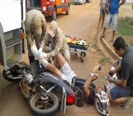 Motociclista fica ferido ao ser atingido por caminhão