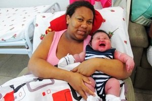 Bebê nasce com quase 8 kg e 58 cm em Pernambuco